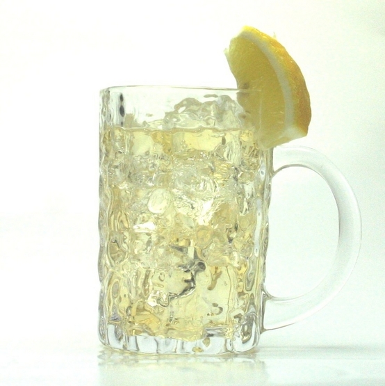 暑さを吹き飛ばす爽やかな1杯！人気のサワーをご紹介します | 個室ダイニング 楽蔵うたげ 名古屋太閤通口店